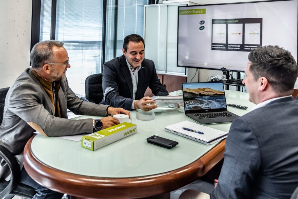 Hablamos con Jesús María Espinosa, Director General del grupo Zemper 4 Jesus Maria Espinosa en reunion con clientes 1