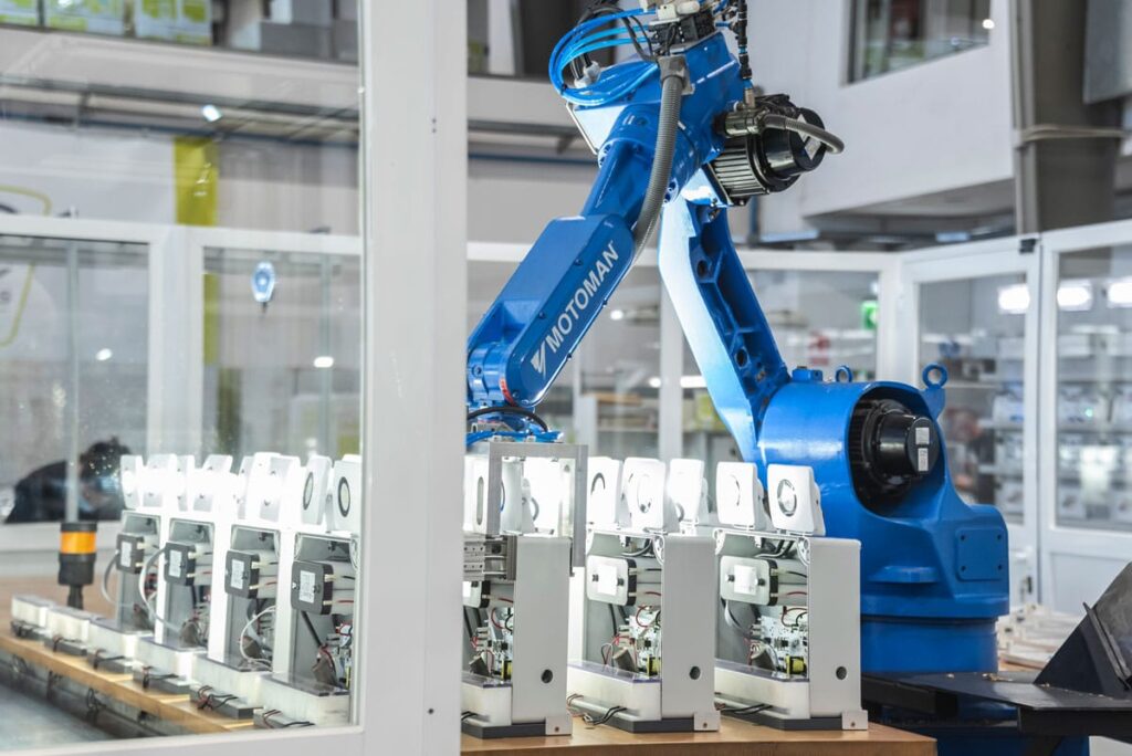 Hablamos con Jesús María Espinosa, Director General del grupo Zemper 5 Robots en fabrica 1