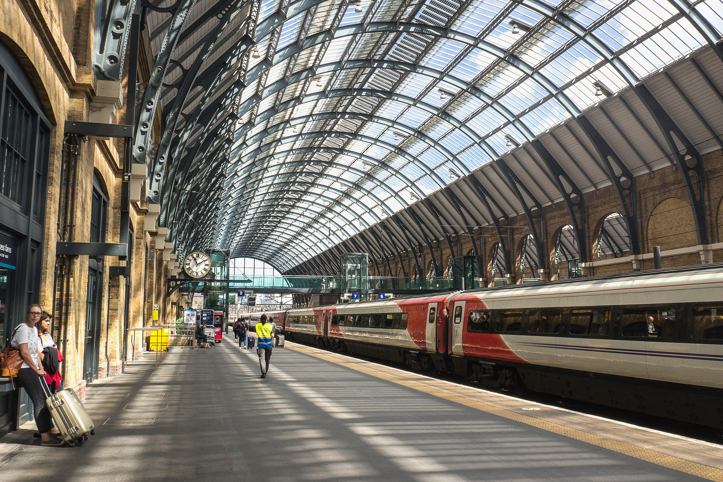 london uk jun04 2017 people walking platforms king s cross station london england